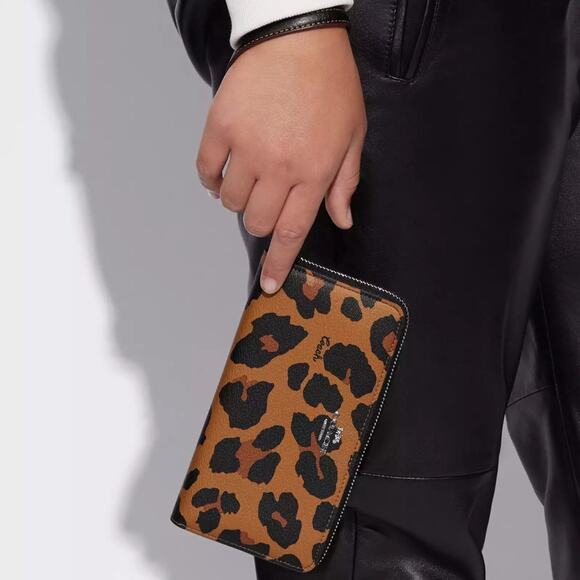 NWT Coach Long Zip Around Wallet With Leopard And Signature Canvas Interior - Picture 3 of 6